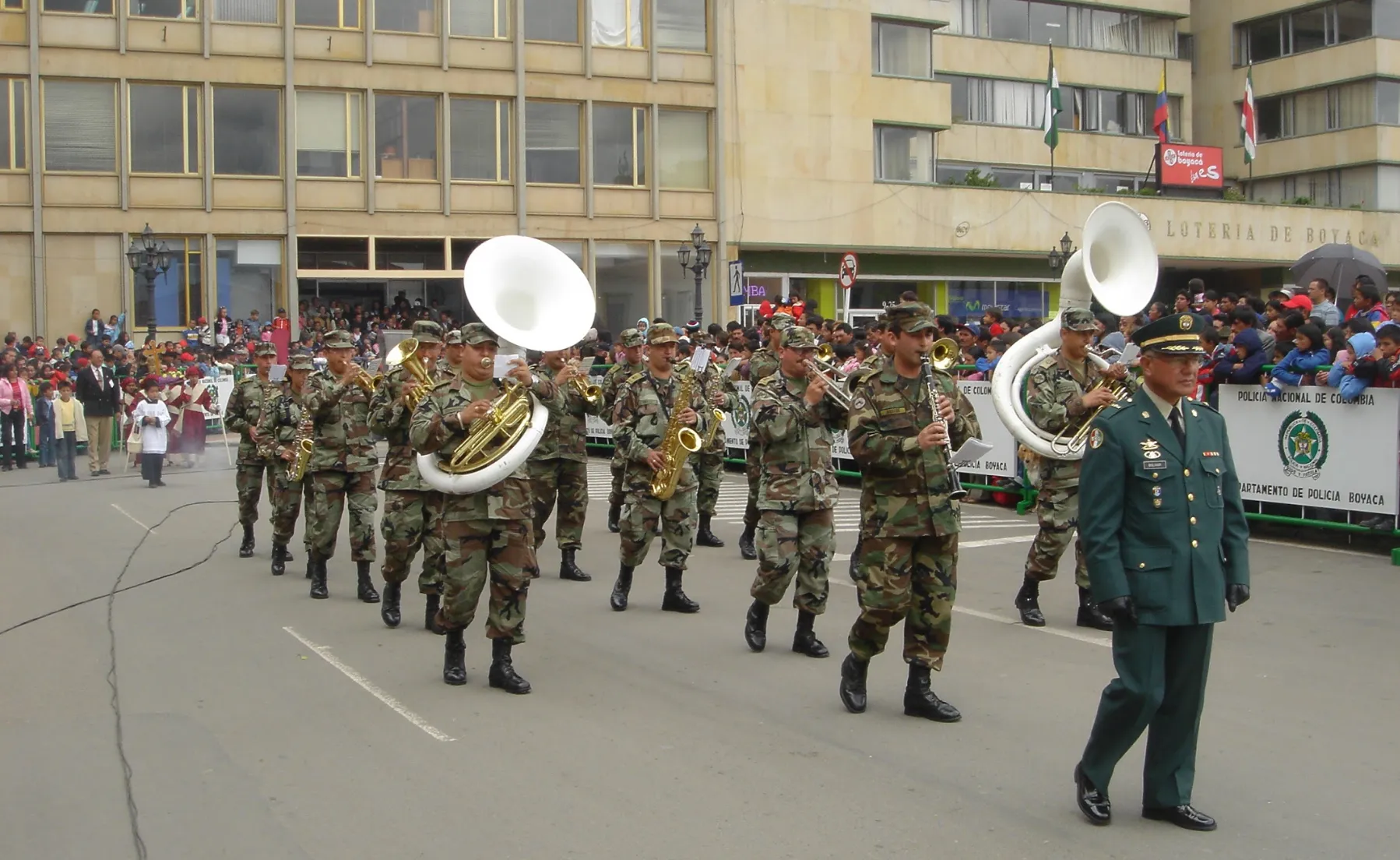Bandas acompañando la Procesión Infantil de Tunja