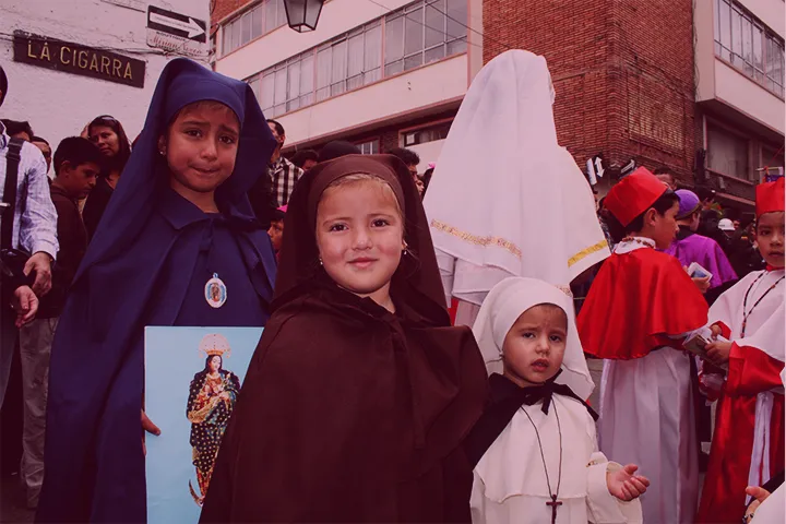 Niños personificando la Procesión Infantil por las calles de Tunja